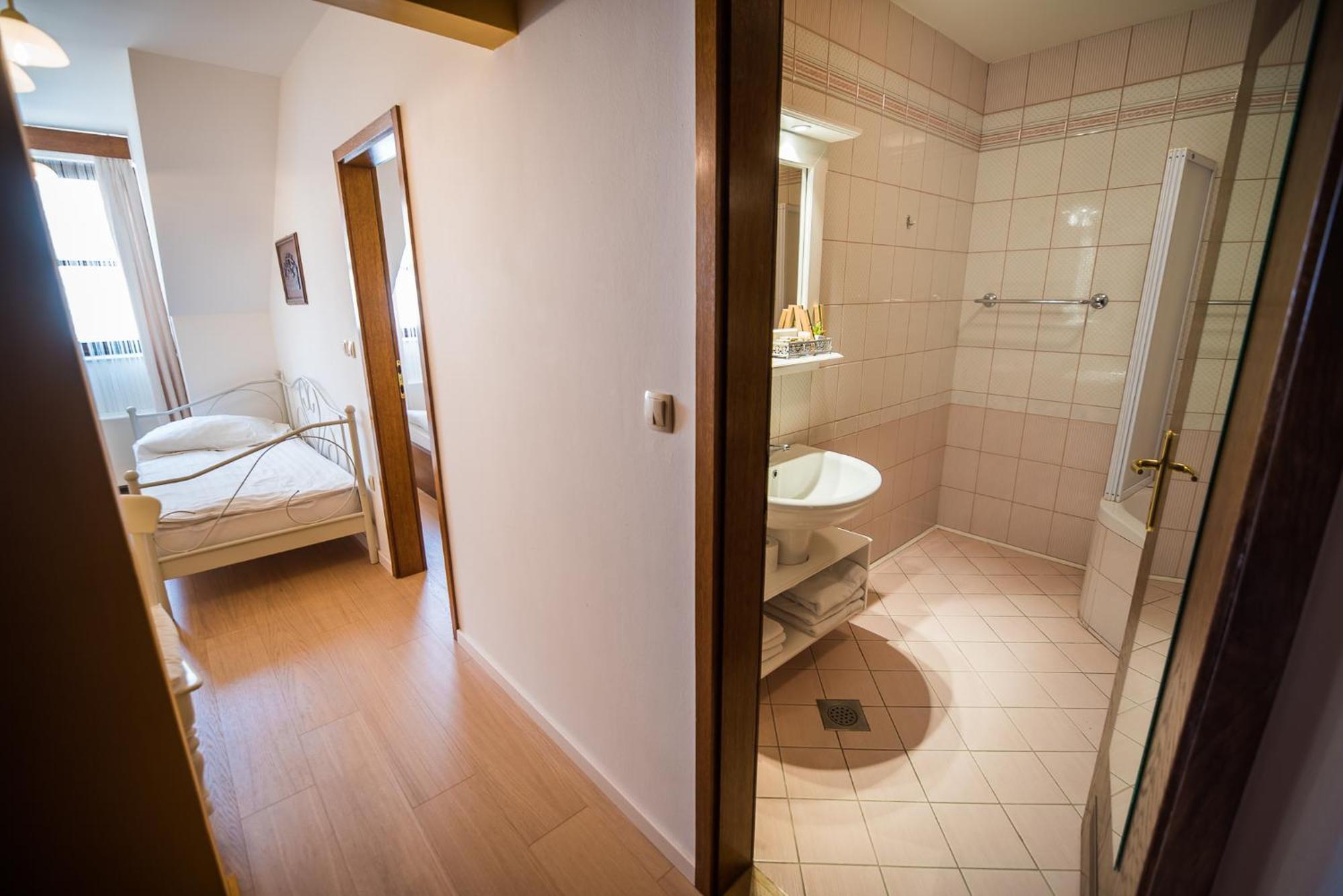 Splavar Rooms Brezice Bilik gambar